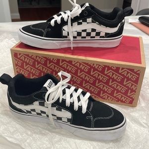 Vans old school checkerboard classic sneaker men’s size 8. Black and white